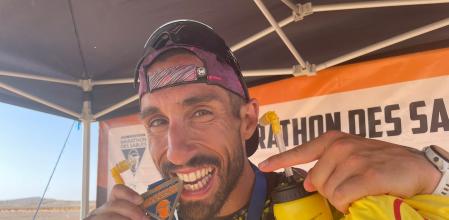 Toni Marín con su medalla del Marathon des Sables