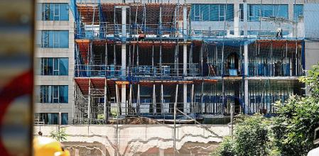 foto XAVIER CERVERA 20/05/2021 edificios en construccion (oficinas o viviendas) con obreros, paletas, en los aledaños de plaza glorias, barrio del poblenou, barcelona ;andamios, gruas, telas, pladurs,...