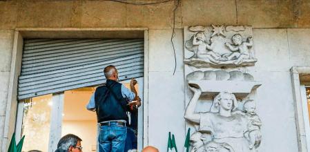 Rome (Italy), 10/10/2021.- Some people temporarily fix the windows of the CGIL, one of the Italian national trade unions, a day after it was attacked by 'No Green Pass' demonstrators, in Rome, Italy, 10 October 2021. Twelve people were arrested during the night, among them two leaders of far-right Forza Nuova party, following clashes with police after a huge 'No Green Pass' demo was held in Rome. (Atentado, Italia, Roma) EFE/EPA/FABIO FRUSTACI