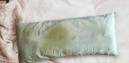 Este el es motivo por el que las almohadas se vuelven de color amarillo y cómo evitarlo