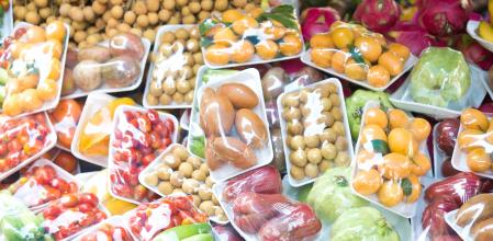 Frutas y verduras de venta en un supermercado