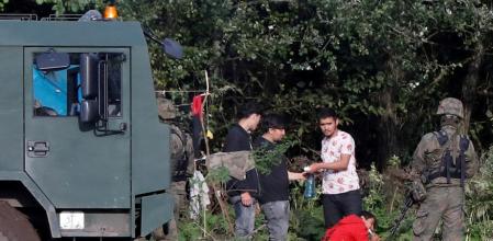 Militares polacos vigilan la frontera entre Polonia y Bielorrusia, donde se planea ahora construir un muro.