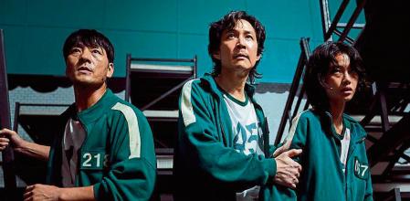 ACOMPAÑA CRÒNICA: EEUU SQUID GAME. USA2488. LOS ÁNGELES (ESTADOS UNIDOS), 07/10/2021.- Fotograma cedido por Netflix donde aparecen los actores Park Hae Soo (i) como Cho Sang-Woo, Lee Jung-jae (c) como Seong Gi-Hun y Jung Ho-yeon como Sae-Byeok, durante la escena de un episodio de la primera temporada de la serie coreana 