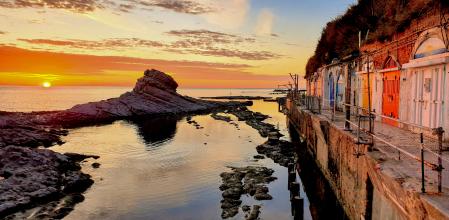 Amanecer en la costa de Las Marcas