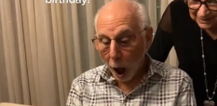 La entrañable reacción de un abuelo de 80 años al recibir entradas de Dua Lipa por su cumpleaños