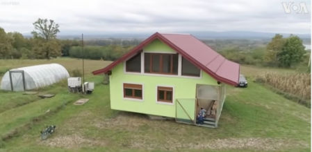 Construye una casa giratoria para que su mujer tenga mejores vistas