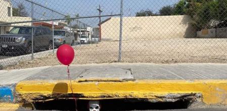 El payaso Pennywise aparece en diferentes alcantarillas sembrando el pánico antes de Halloween