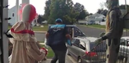 Un repartidor sale corriendo aterrorizado de una casa cuando la decoración de Halloween se mueve