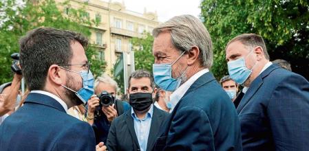 GRAFCAT8110. BARCELONA, 01/10/2021.- El presidente de la Generalitat, Pere Aragonés (i), conversa con el expresidente catalán Artur Mas, en presencia de los lídres de JxCat, Jordi Sánchez (2i) y ERC, Oriol Junqueras (d), durante el acto con entidades y partidos soberanistas para conmemorar el cuarto aniversario del referéndum unilateral del 1-O. EFE/Quique García
