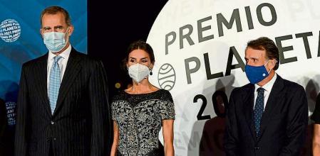 Spain's King Felipe VI (2nd-L), Spain's Queen Letizia (2nd-R) and President of Grupo Planeta Jose Creuheras (R) pose for pictures as theyarrive for the 70th edition of the 