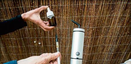 foto XAVIER CERVERA 10/05/2018 pacientes -q de distinta manera- perciben cannabis, en menor o mayor dosis, para paliar sus dolencias; carlos, cigarrillo electronico; noelia, aceite en gotas; libertad, vaporizador