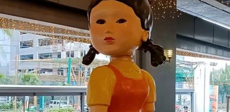 La muñeca de ‘El juego del calamar’ ha aparecido en un cruce peatonal para vigilar las calles