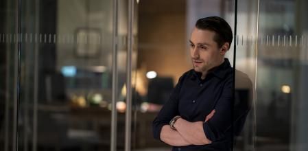 Roman (Kieran Culkin) dice a su padre exactamente lo que quiere oír (por lo menos con respecto a si deben colaborar con la justicia).