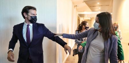 El ex presidente de Ciudadanos Albert Rivera y la líder de Cs, Inés Arrimadas, se saludan al reencontrarse en un Foro Turismo organizado por Europa Press en el Hotel Eurostars Madrid Tower, a 18 de octubre de 2021, en Madrid, (España).
18 OCTUBRE 2021;FORO TURISMO;EUROPA PRESS;MADRID
Eduardo Parra / Europa Press
18/10/2021