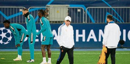Soccer Football - Champions League - Real Madrid training - NSC Olimpiyskiy, Kyiv, Ukraine - October 18, 2021 Real Madrid coach Carlo Ancelotti during training REUTERS/Gleb Garanich