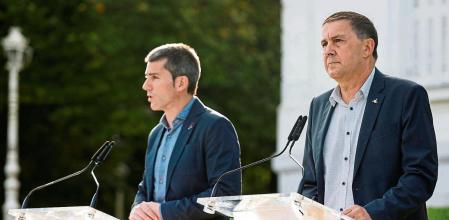 -FOTODELDÍA-SAN SEBASTIÁN, 18/10/2021.- El coordinador general de EH Bildu, Arnaldo Otegi (d), y el secretario general de Sortu, Arkaitz Rodríguez, han hecho pública este lunes en San Sebastián una declaración 