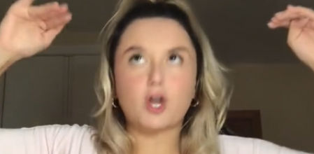 La desternillante crítica viral a los espectadores que siempre comentan las películas en el cine