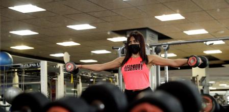 GRAFCVA1203. VALENCIA, 20/01/2021.-. La usuaria de un gimnasio en Valencia aprovecha el último día en el que estos espacios continúan abiertos, ya que a partir de las 00.00 del jueves deberán permanecer cerrados al adaptarse a la nuevas restricciones aprobadas por la Generaltat contra el Covid-19. EFE/Manuel Bruque