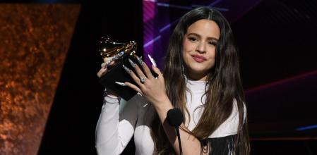 La cantante Rosalia acepta el Grammy por 
