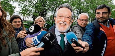 ESPAÑA TRIBUNALES COHECHO:GRAFCVA3413. VALENCIA, 01/04/2019.-El exvicealcalde de Valencia ,Alfonso Grau (PP), a su llegada a la Ciudad de la Justicia donde comienza el juicio por los supuestos delitos de cohecho y blanqueo de capitales al aceptar supuestamente relojes de lujo como regalos de un empresario que resultó adjudicatario de varios contratos municipales.EFE/ Kai Försterling