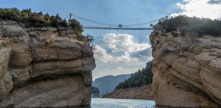 Navegando por el Congost del Mont-rebei, con el puente colgante.