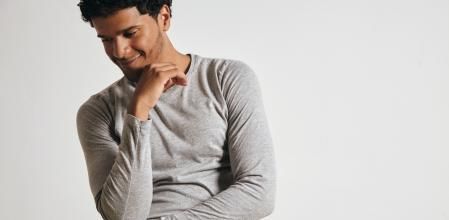 Una camiseta de mangas largas es un básico que no puede faltar en tu armario de otoño-invierno.