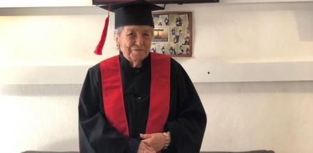Una nieta presume de abuela: se ha sacado una carrera a los 93 años con notas inmejorables