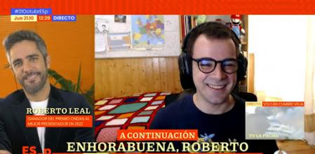 Pablo Díaz aparece en 'Espejo Público' para felicitar a Roberto Leal