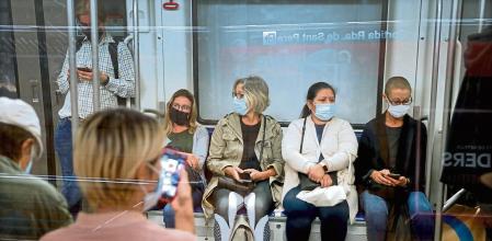 foto XAVIER CERVERA 21/10/2021 (linia 5 metro) imatges de mascaretes al transport públic, si pot ser gent una mica abrigada de tardor/hivern (o alguna cosa així). Tema sobre que les temperaturas baixes afavoreixen la transmissió de la covid.