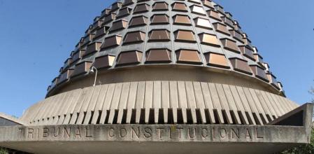 El acuerdo entre el PP y el Gobierno es posible. Tras años sin ningún tipo de entendimiento, a ambos partidos les han bastado siete días para alcanzar el primer gran pacto, que afecta a la renovación de los órganos institucionales que estaban en funciones: Tribunal Constitucional, Tribunal de Cuentas, Defensor del Pueblo y Agencia de Protección de Datos. Todos salvo el Consejo General del Poder Judicial que quedó al margen por expreso deseo de Pablo Casado.