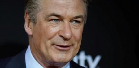 Tragedia real en el cine. El western ‘Rust’ se cobró la vida de la directora de fotografía y dejó herido al director de la película por los disparos del actor Alec Baldwin, de 63 años, que apretó el gatillo de una pistola de atrezzo o utilería.
