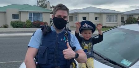 Un niño de 4 años llama a emergencias para enseñar sus juguetes y los agentes acuden a verlos