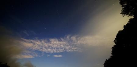 El momento en que se ve la estrella fugaz oriónida en el cielo de Sau.