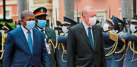 Luanda (Angola), 18/10/2021.- Angolan President Joao Lourenco (L) and Turkish counterpart Recep Tayyip Erdogan (R) during the honour guard ceremonies at the Presidential Palace in Luanda, Angola, 18 October 2021. Erdogan is currently on a state visit to Angola. EFE/EPA/AMPE ROGÉRIO