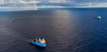 Barrera de recogida residuos desplegada entre dos barcos de arrastre, parte del prototipo Jenny .