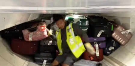 Operarios de un aeropuerto muestran sus trucos para colocar las maletas al más puro estilo ‘Tetris’