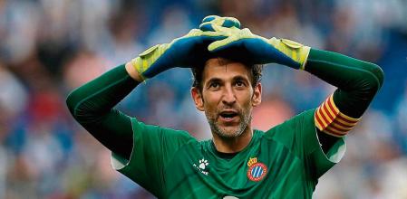 BARCELONA, 03/10/2021.- Los jugadores del Espanyol Diego López (i) y Leandro Cabrera celebran la victoria ante el Real Madrid en el partido de la octava jornada de Liga que disputan en el RCDE Stadium de Cornellá. EFE/Alberto Estévez
