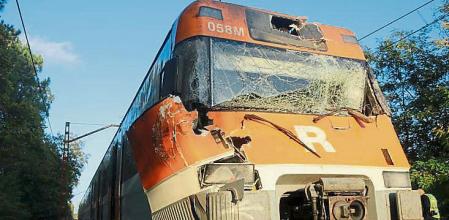 La part frontal del tren que ha xocat contra un arbre a Sils aquest 25 d'octubre del 2021 (Horitzontal)