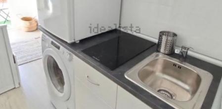 En la imagen se ve que el frigorífico está encima de la lavadora