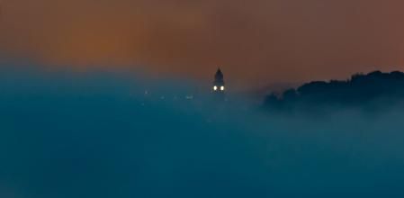 El campanario de la iglesia de Sant Pere de Torelló, rodeado de nieblas