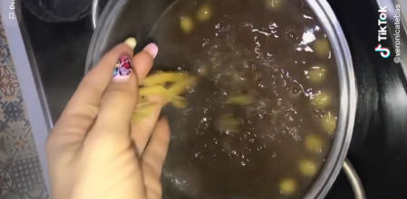 El estofado de ternera con Cola Cao, aceitunas y macarrones que no deja a nadie indiferente