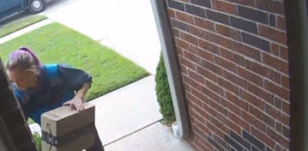 Una repartidora sigue una indicación peculiar y se hace viral: “Esconde los paquetes de mi marido”