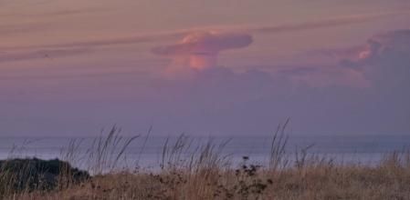 Nube hongo sobre el mar frente a la costa de Mijas.