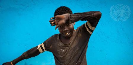 Un chico posa durante una conmemoración organizada por la UNPOL (Policía de Naciones Unidas) en el campo de desplazados de Juba, en Sudán del Sur