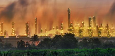 Los combustibles fósiles quemados en la industria, la generación de energía y el transporte son la fuente principal de las emisiones de CO2  .