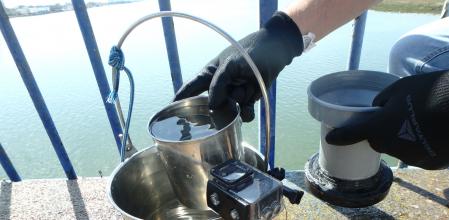 Muestreo de agua fluvial para la detección de microplásticos.