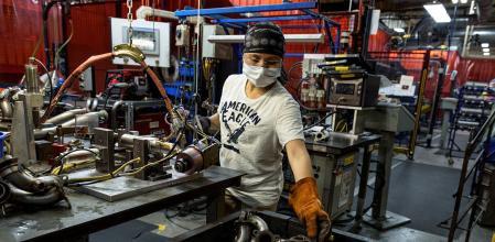 Un soldador en una planta en Minnesota