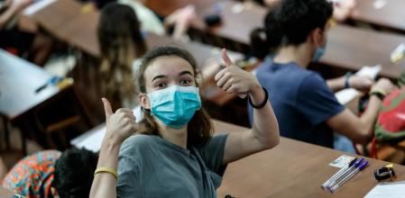 La selectividad del coronavirus se generaliza esta semana en toda España. Varios estudiantes se preparan para comenzar los exámenes de acceso a la Universidad (EBAU, Evaluación del Bachillerato para el Acceso a la Universidad) en el aula magna de la Facultad de Físicas de la Complutense en Madrid este lunes.