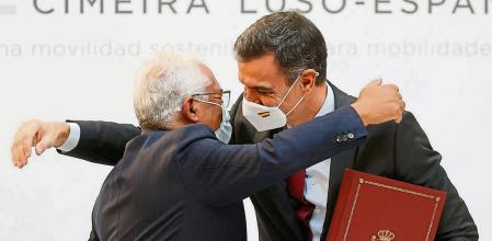 TRUJILLO, 28/10/2021.-Los presidentes del gobierno de España Pedro Sánchez y Portugal Antonio Costa, este jueves en la Conventual de San Francisco, durante la Firma de acuerdos en el marco de la XXXII Cumbre Hispano-Portuguesa que se celebra este jueves en la localidad cacereña de Trujillo bajo el lema