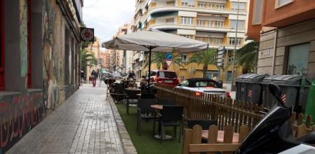 Los vecinos se quejan de que se mantienen sin necesidad numerosas terrazas que restan aparcamiento y obstaculian el paso